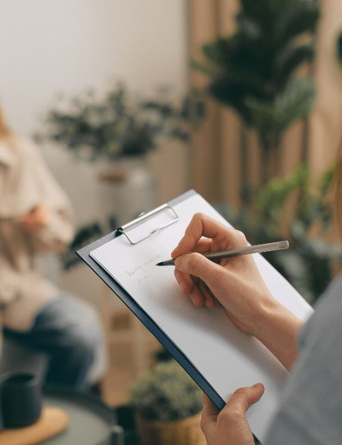 Psychoterapeuta robiący notatki